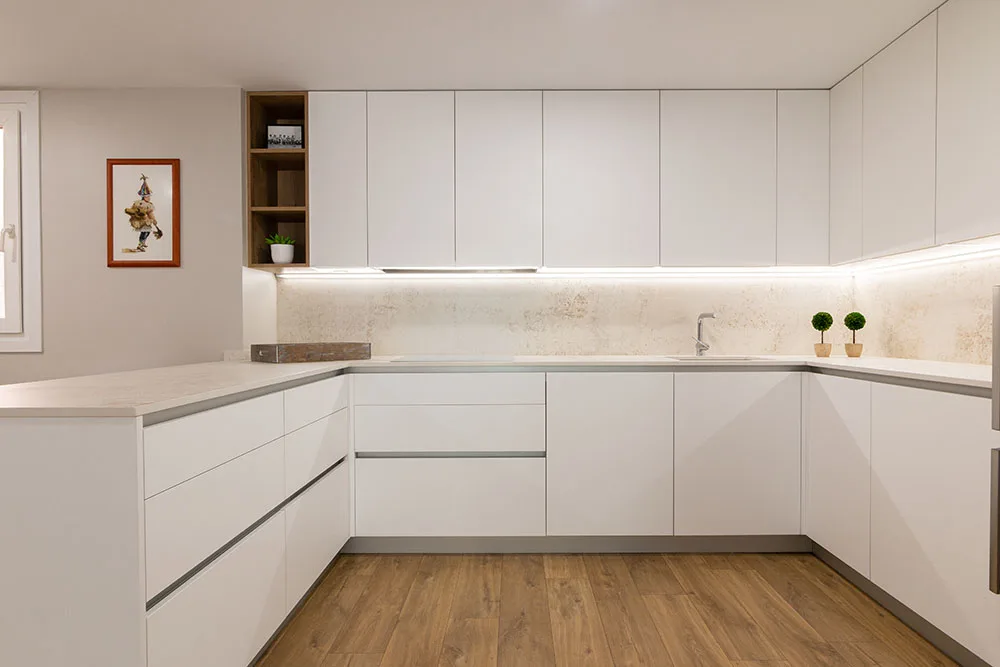 REFORMA-COCINA-BLANCA-DEKTON-BURLADA