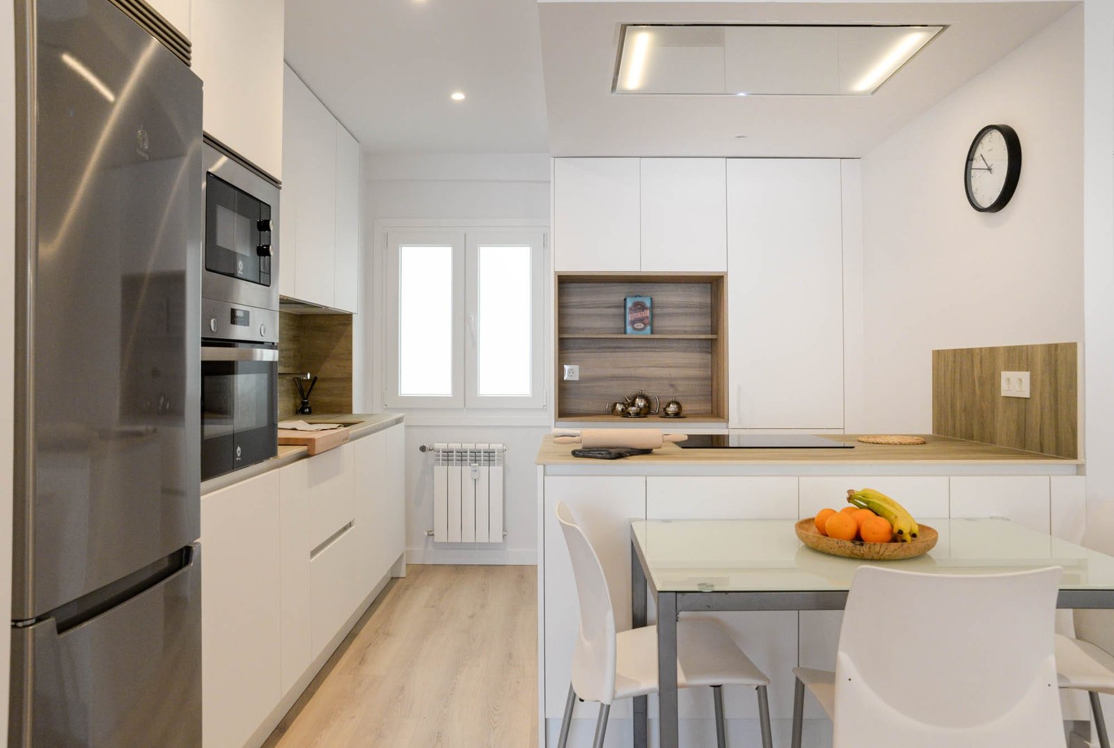 cocina-salon-comedor-blanco y legno