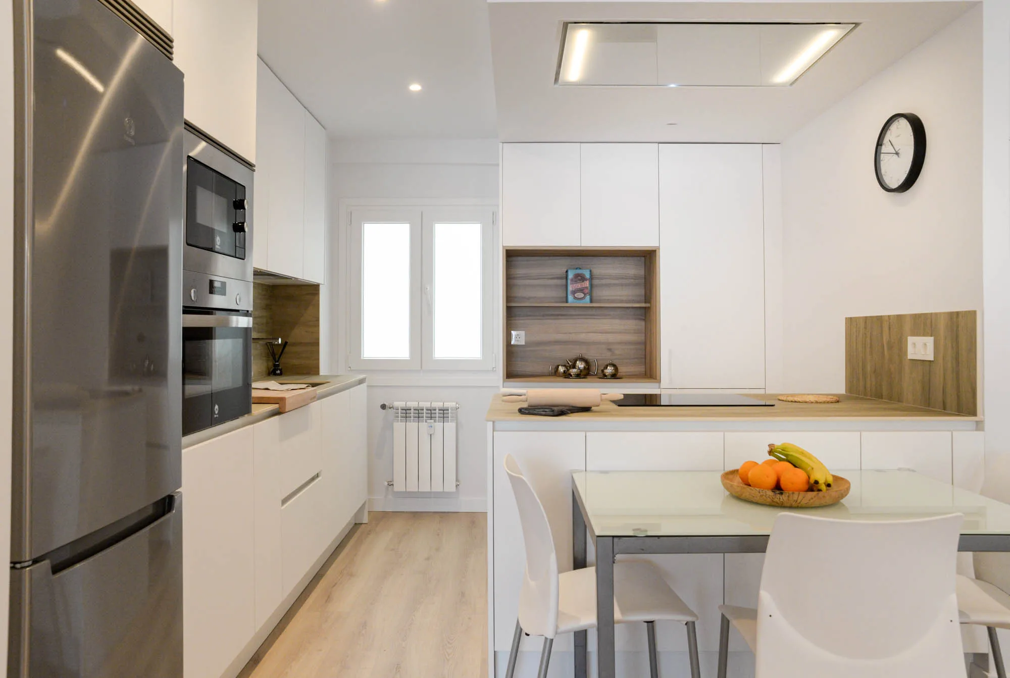 cocina-salon-comedor-blanco y legno