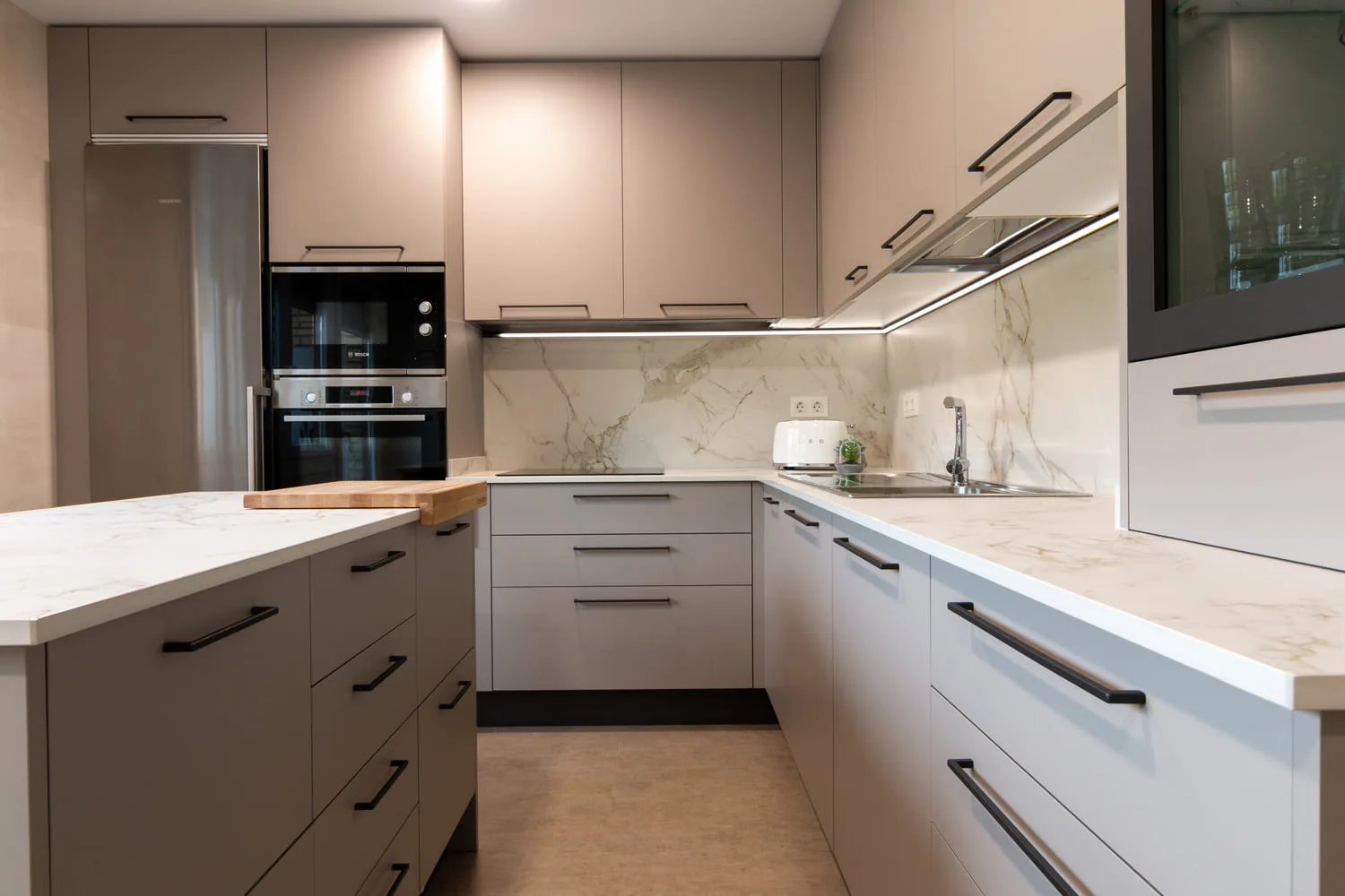 Cocina Arredo3 Kali acabado Mokaccino tiradores titanio