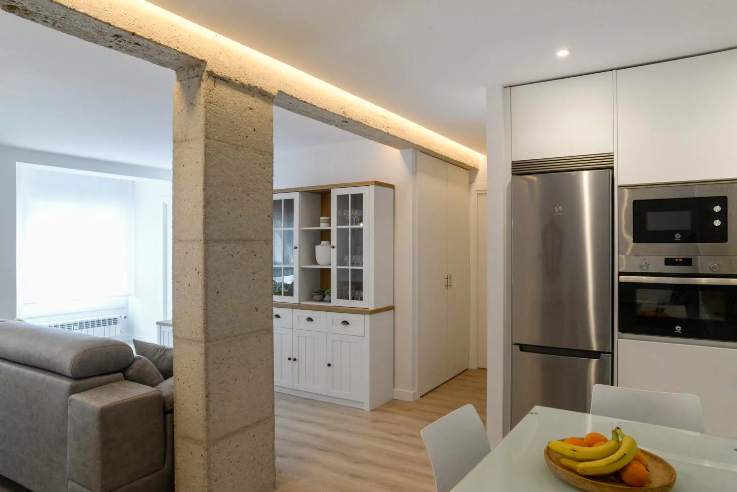 cocina salon comedor blanco y legno