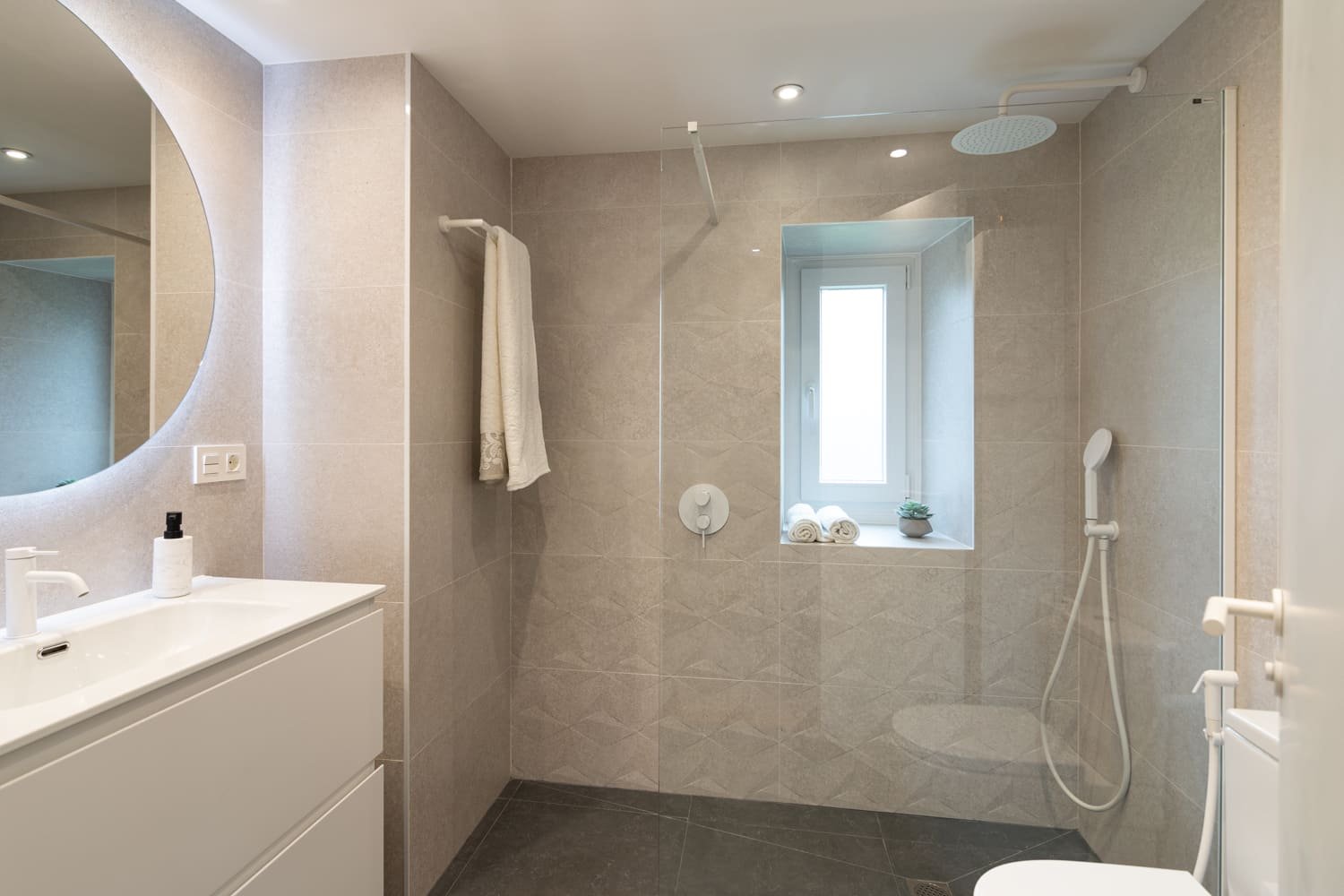 baño-azuvi-code-sand-griferia-blanca-color-arena