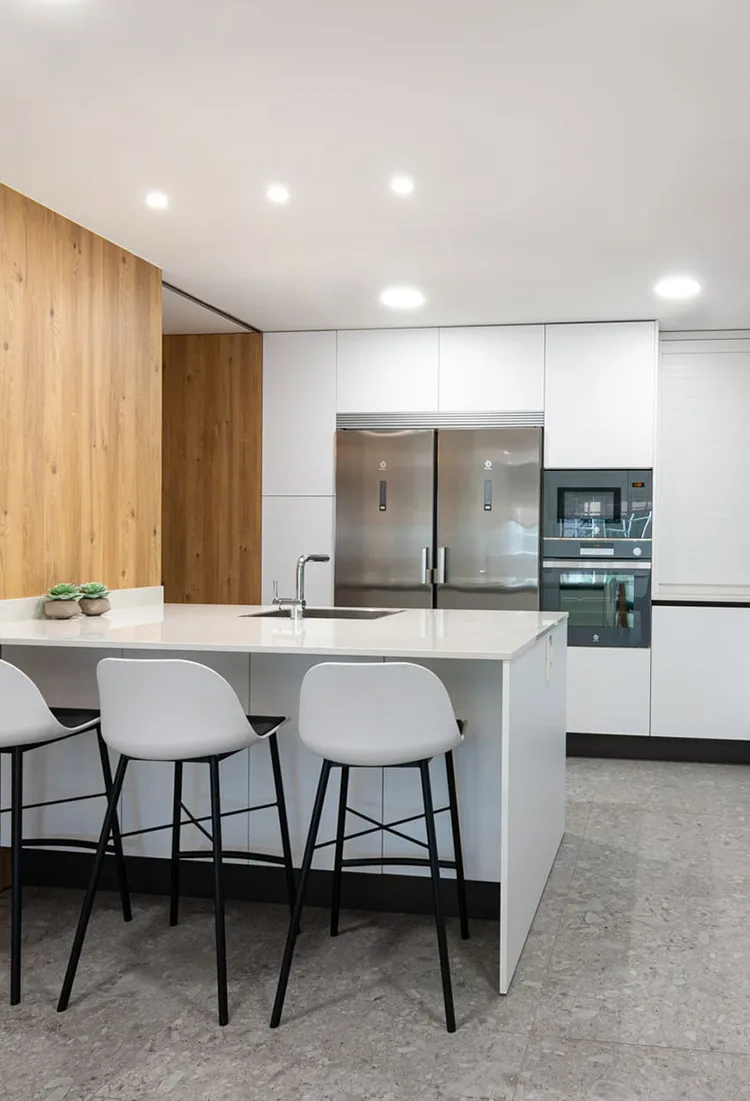 COCINA ENCIMERA TUNDRA DEKTON BLANCA REFORMA COCINOBRA-M