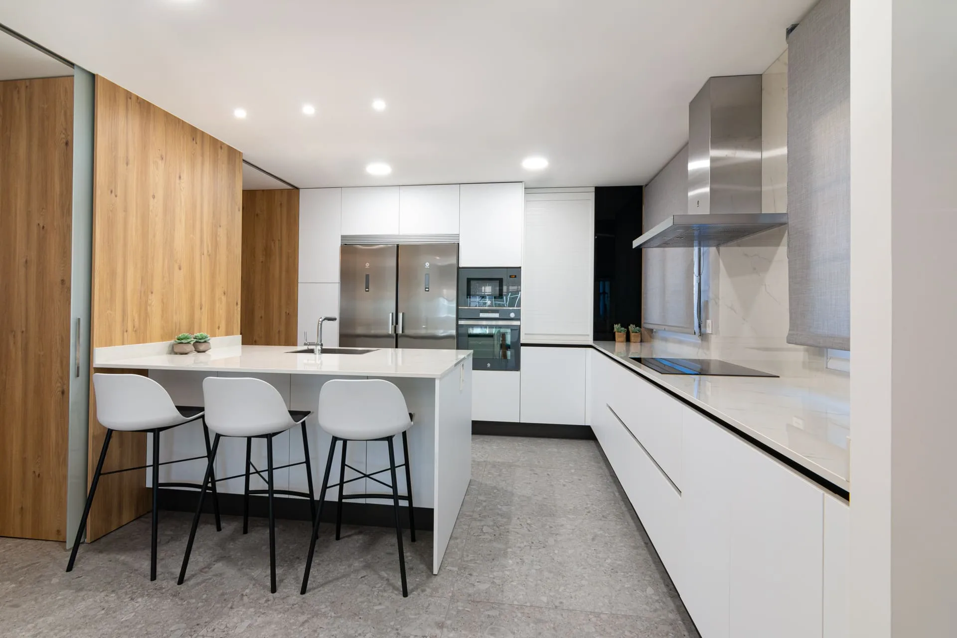 COCINA ENCIMERA TUNDRA DEKTON BLANCA REFORMA COCINOBRA Y SUELO TERRAZO