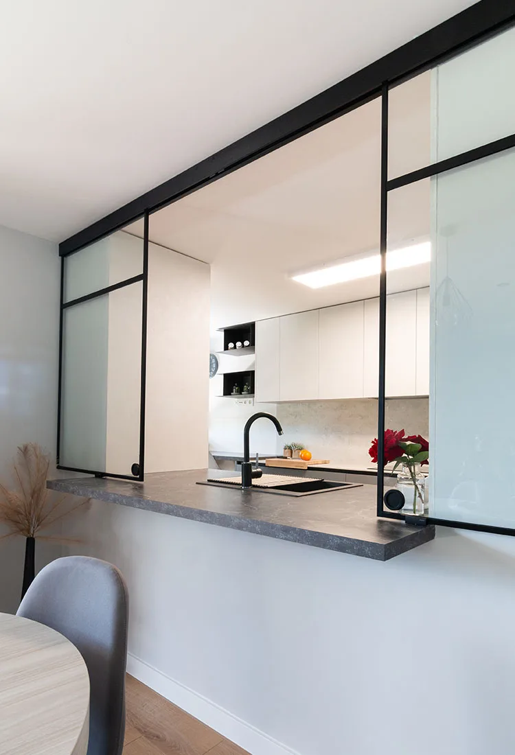 detalle cerramiento cocina ventana herraje negro
