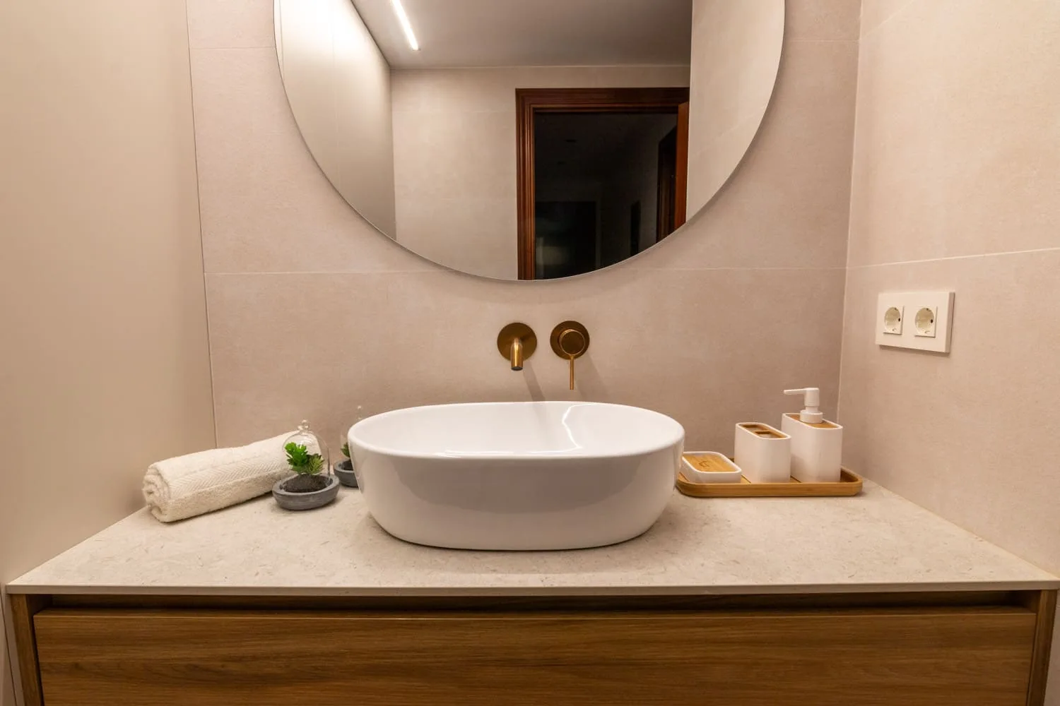baño con griferia cobre grb