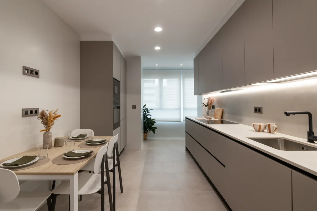 Cocina reformada con muebles blancos y diseño moderno