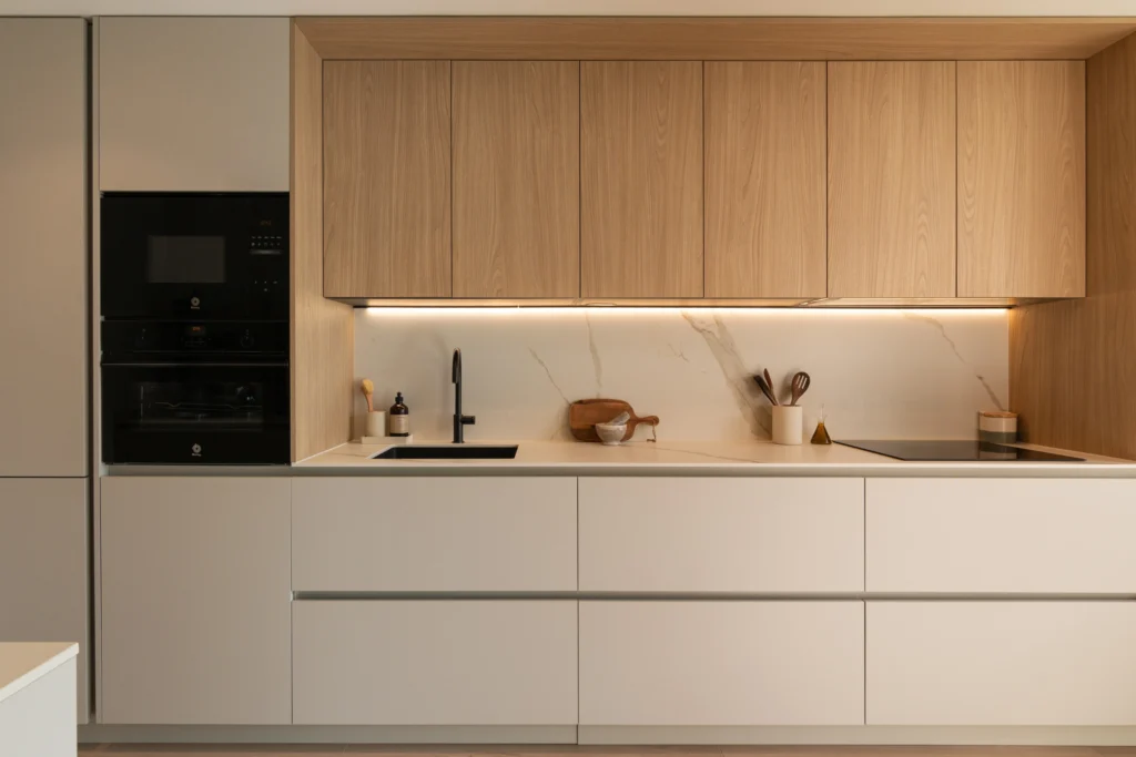 Cocina reformada con muebles de madera y encimera clara